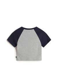 T-shirt in cotone grigio con maniche raglan corte blu navy. Presenta un colletto rotondo e una piccola etichetta del marchio sull'orlo. Design morbido e casual.