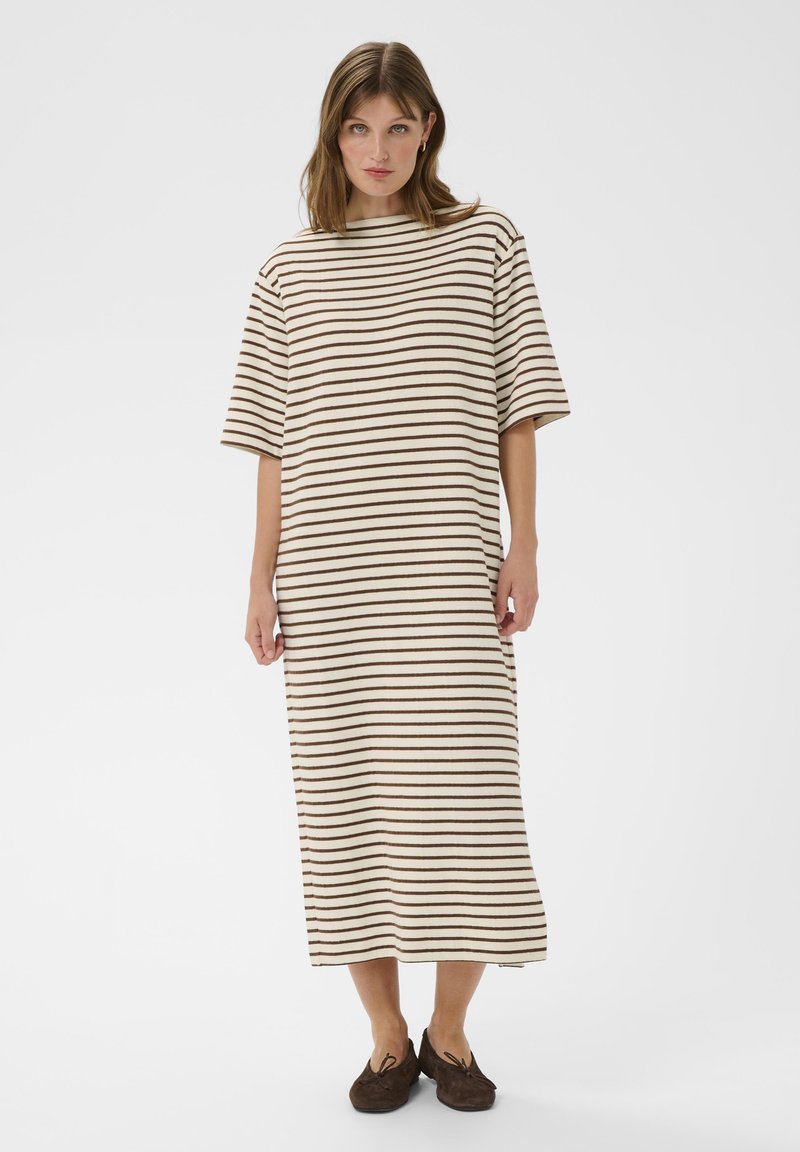 Stripet midikjole i beige og brun. Den har en afslappet pasform, korte ærmer og en lige silhuet lavet af et blødt stof.