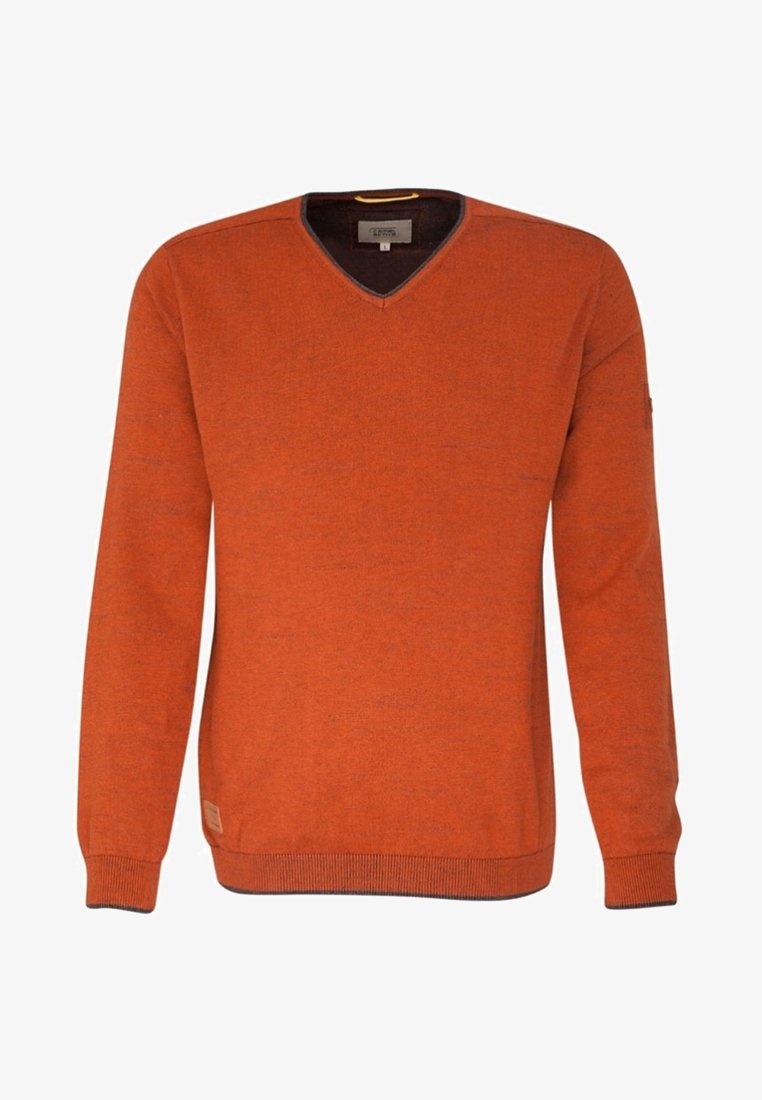 Pull pour homme à col en V et manches longues de couleur orange brûlé, avec manches et ourlet côtelés, et une petite étiquette près de l'ourlet inférieur sur le côté gauche.