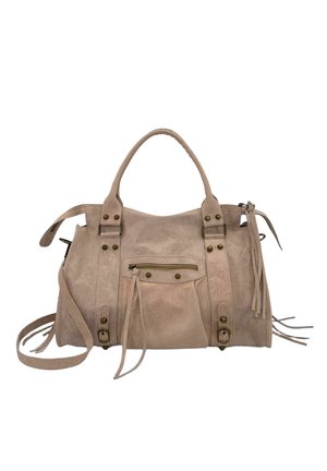 Sac à main en daim beige avec poignées supérieures, poche avant zippée, clous décoratifs, sangles à boucle et longue bandoulière réglable.