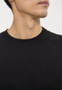Essential Collective ORGANIC COTTON - Základné tričko - black