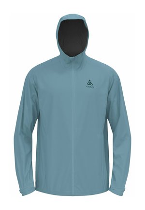 Lichtblauwe, waterdichte jas met een rits aan de voorkant, capuchon en zwarte voering. Voorzien van een logo op de borst en elastische manchetten.