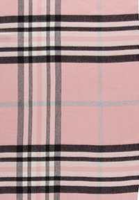 Tissu rose avec un motif classique à carreaux présentant des rayures noires, blanches et grises s'entrecroisant en quadrillage.