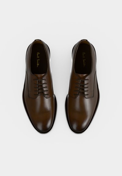 Paire de chaussures formelles en cuir marron foncé poli à lacets, vues de dessus sur fond blanc.