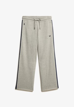 Grå joggebukser med snor i taljen, sidelommer og marineblå sideløsninger. Blød tekstur, vid benlinje og broderet logo detaljer.