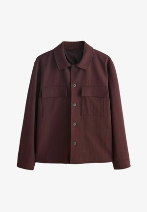 Mørkebrun skjortejakke med lange ærmer, to forlommer med klap og et struktureret stofmønster.