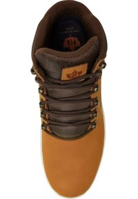 Scarpa lacci in pelle marrone e rete con lacci marroni, colletto imbottito e suola in gomma bianca. Presenta una patch con logo sul lato.