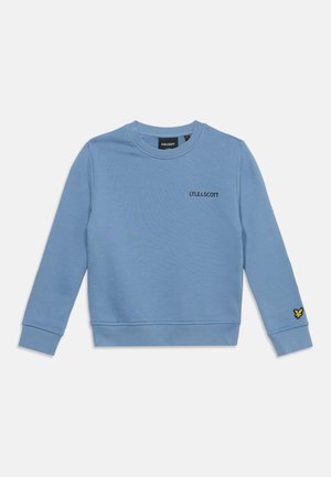Sweat-shirt bleu clair à manches longues avec col rond, texte "LYLE & SCOTT" sur la poitrine et petit logo d'oiseau jaune sur le poignet de la manche gauche.