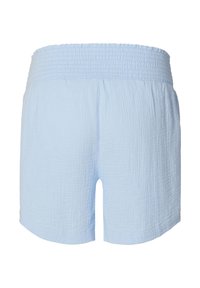 Světle modré kraťasy s elastickým pasem a texturovanou měkkou, mačkanou látkou. Mají jednoduchý design a délku ke středu stehen s prošitými lemy.