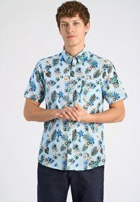 Korte mouwen overhemd met knoopsluiting in lichtblauwe stof met een bloemen- en tropisch bladpatroon in groen, blauw en beige. Inclusief een borstzak.