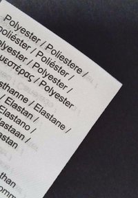 Etiqueta de ropa con la composición de la tela listada: Poliéster y Elastano. El texto está impreso en varios idiomas sobre un fondo blanco.