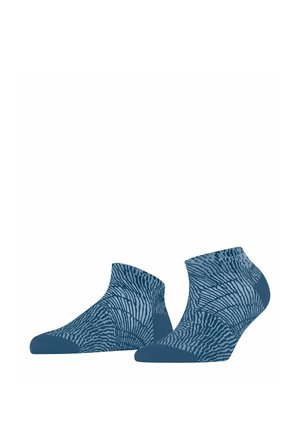 Paar blaue Knöchelsocken mit abstrakten wellenförmigen Mustern und einfarbigen Zehen- und Fersenbereichen.