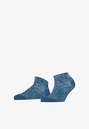 Para niebieskich skarpetek do kostek z abstrakcyjnymi falistymi wzorami oraz jednokolorowymi sekcjami na palcach i piętach.