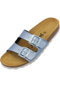 Ljusblå slide-sandal med två justerbara läderremmar, silverfärgad spännen och en korkfot sula. Texturerad brun innersula och vit gummisula.