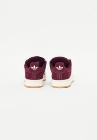 Bordeauxfarbene Wildledersneaker mit weißen Akzenten, einem gepolsterten Kragen und einer Gummisohle. Verfügt über ein klassisches Logo an der Ferse und genähte Details.