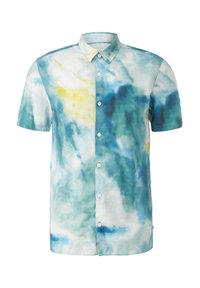 Chemise à manches courtes avec boutons, motif tie-dye bleu, vert, jaune et blanc, et col classique sur fond blanc.