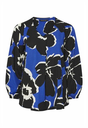 Sininen pusero, jossa musta-valkoinen suuri kukkakuosi, pitkät pullistetut hihat ja V-kaulus.