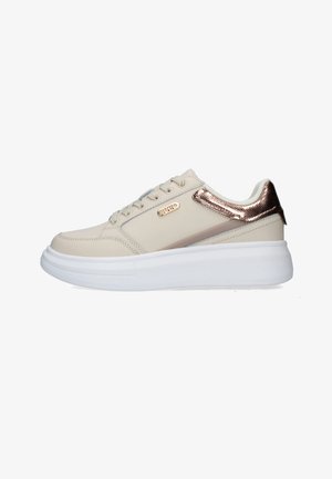 Sneaker beige dal design elegante, con un accento rosa oro lucido sul tallone e una suola piatta bianca. Chiusura con lacci e dettagli cuciti.