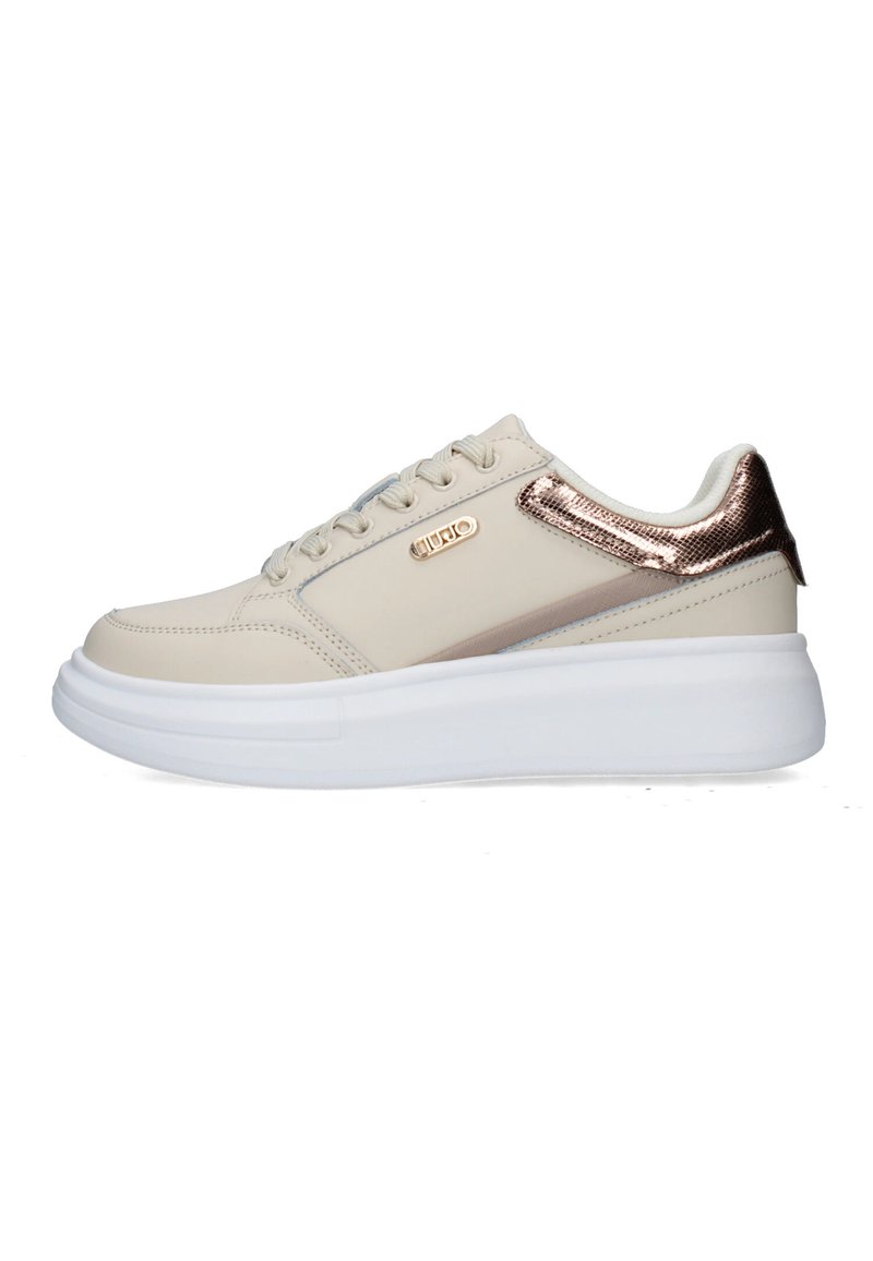 Sneaker beige dal design elegante, con un accento rosa oro lucido sul tallone e una suola piatta bianca. Chiusura con lacci e dettagli cuciti.