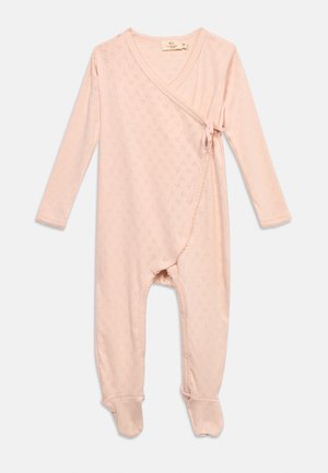 Grenouillère bébé rose en maille, manches longues, avec pieds intégrés, devant croisé sécurisé par un lien latéral, et motif subtil en losanges sur toute la surface.