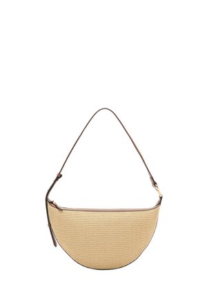 Bolso tejido beige con forma de media luna, con una única correa marrón de cuero ajustable para el hombro y cierre de cremallera en la parte superior.