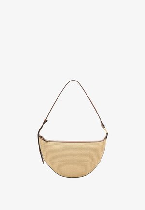 Bolso tejido beige con forma de media luna, con una única correa marrón de cuero ajustable para el hombro y cierre de cremallera en la parte superior.