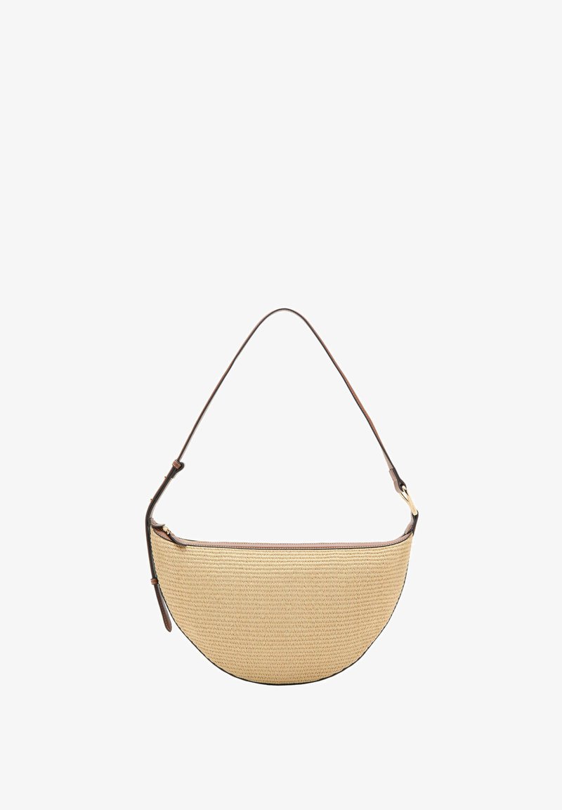 Sac à main tissé beige en forme de demi-lune avec une bandoulière unique en cuir marron réglable et une fermeture éclair sur le dessus.