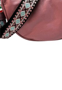 Ronde leren handtas in het roze met een geweven schouderriem, versierd met geometrische patronen in zwart, lichtblauw en roze accenten.