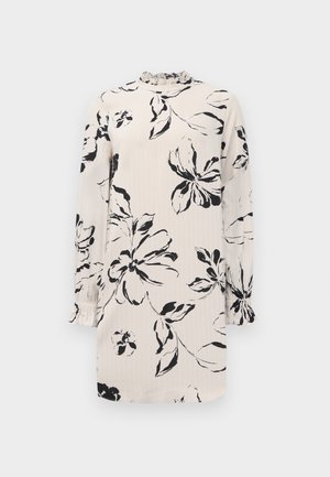 Langärmliges cremefarbenes Kleid mit schwarzem Blumenmuster, gerafftem hohen Kragen und elastischen Bündchen, auf weißem Hintergrund präsentiert.