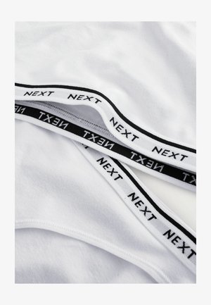 Valkoinen puuvillakangas mustalla elastisella nauhalla, jossa on "NEXT"-teksti. Sileä rakenne, pyöristetyt reunat ja kerroksellinen muotoilu.