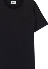 T-shirt grigio scuro realizzato in tessuto morbido, con scollatura rotonda, maniche corte e un piccolo logo nero sul petto.