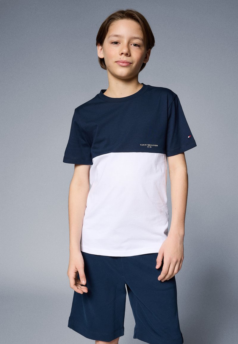Tommy Hilfiger - MINI CORP COLOURBLOCK SET - T-shirt print - dark night navy/white, Vergroten