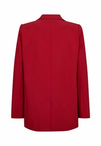 Červený přizpůsobený blazer se strukturovanými rameny, dlouhými rukávy a rovně střiženým zádovým výstřihem; obsahuje klopový límec a minimální detaily šití.