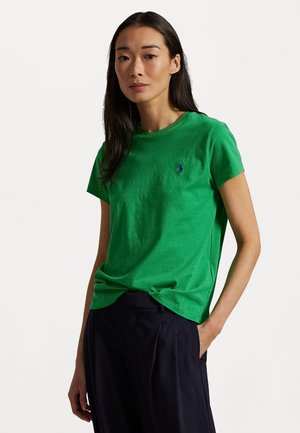 T-shirt in cotone verde con scollatura rotonda e maniche corte, dotata di un piccolo logo ricamato blu sul petto e una vestibilità comoda.