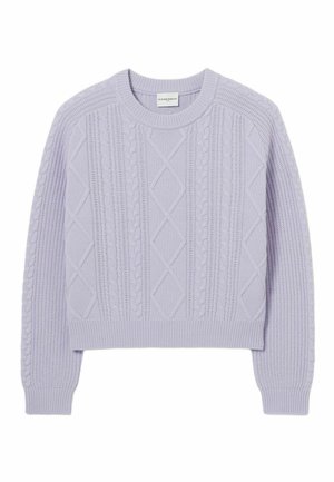 Pull en maille lavande avec un design court. Présente des motifs en câble, une texture en losange, et des poignets et un ourlet côtelés. Tissu doux et texturé.