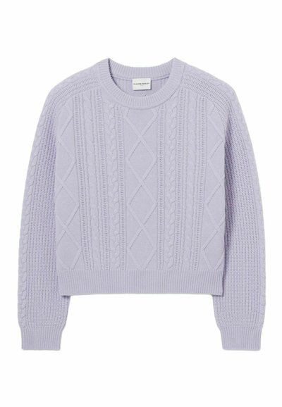Maglione di lana lavanda con design cropped. Presenta motivi a treccia, texture a diamante e polsini e orlo a costine. Tessuto morbido e testurizzato.