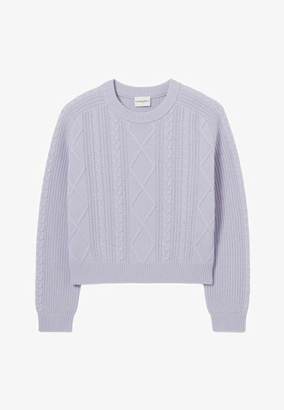 Maglione di lana lavanda con design cropped. Presenta motivi a treccia, texture a diamante e polsini e orlo a costine. Tessuto morbido e testurizzato.