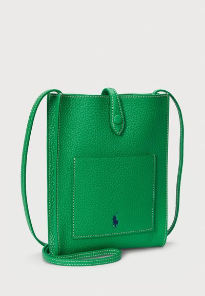 Grön texturerad läderväska med axelrem, framficka, knappstängning och liten marinblå broderad logotyp.