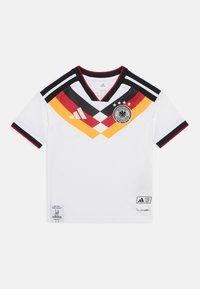 Camiseta de fútbol blanca con detalles en negro y rojo, con diseño de cuello en V, bloques de color diagonales en rojo, amarillo y negro, y un escudo.