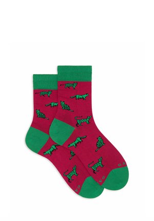 Rote Socken mit grünen Akzenten und verschiedenen grünen Katzenmustern. Hergestellt aus weichem Material mit einem Rippbündchen-Design.