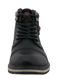 Botín de cuero negro hasta el tobillo con cordones y cremallera lateral. Presenta un acabado texturizado, costuras en contraste y una suela de goma.
