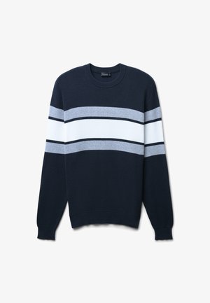 Maglione blu navy realizzato in tessuto lavorato a maglia, con strisce orizzontali in grigio chiaro e bianco. Collo a giro classico e polsini a costine.