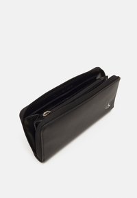 Calvin Klein Jeans BLOCK ZIP AROUND - Monedero - black