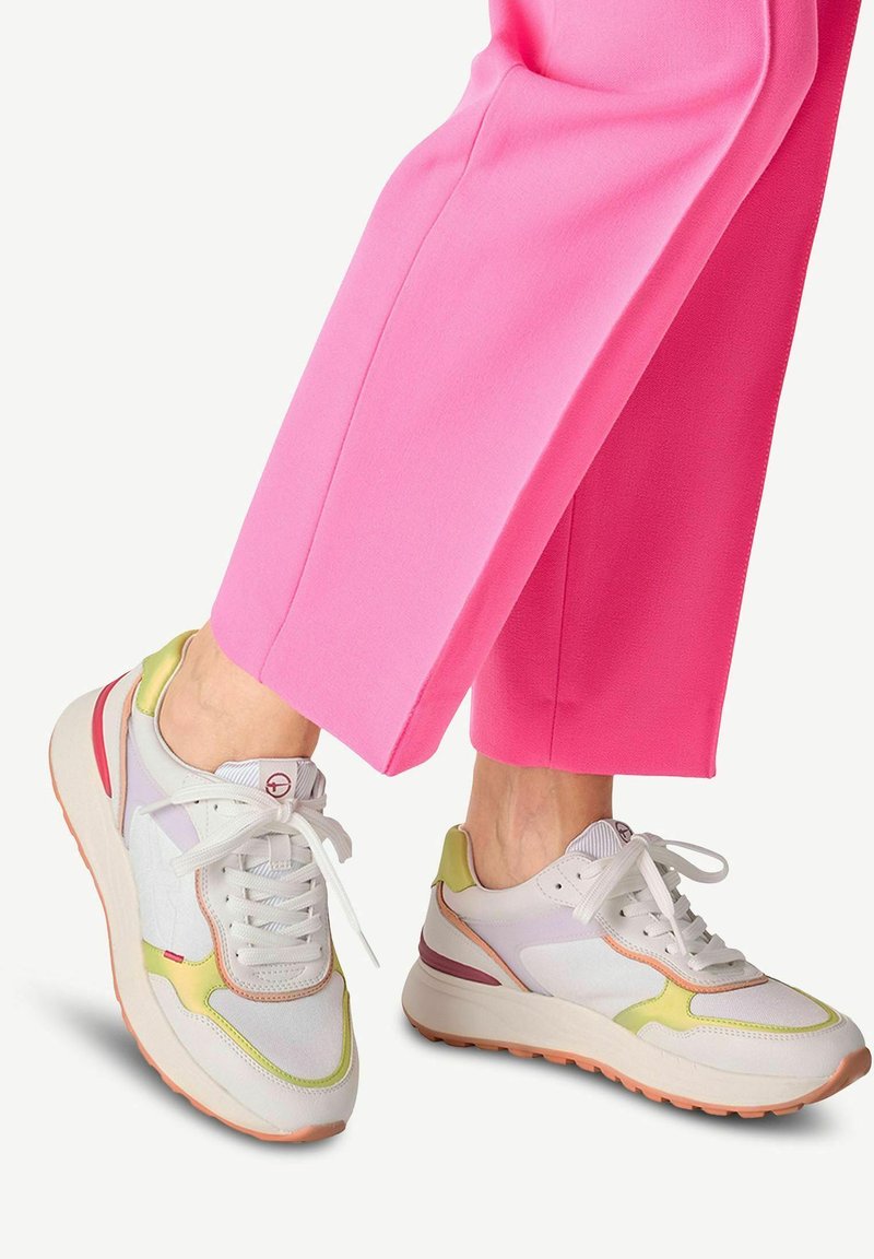 Weiße Sneaker mit pastellfarbenen Akzenten in Gelb, Pink und Lavendel; aus Mesh- und Synthetikmaterialien; dicke, strukturierte Sohle; Schnürsenkel und Branding-Details.
