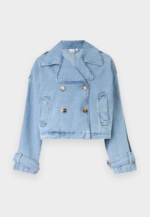 Veste en jean courte bleu clair avec boutons croisés, col large, poches avant et poignets à boutons.