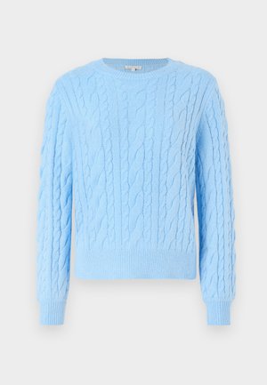 Gaiši zils adīts džemperis ar kabelīšu adījuma rakstu, apaļu apkakli un ribinātām piedurknēm un apakšmalu. Mīksta tekstūra un brīvs griezums.