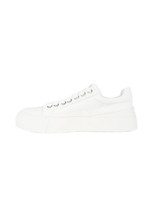 Sneaker bianca bassa con suola spessa, lacci bianchi e occhielli metallici, vista laterale su sfondo bianco.