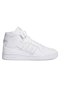 Hvide mid-top sportssko fremstillet af glat læder, med perforeret tå, tre stribe detaljer og et velcro-bånd.