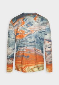 Langarmhemd mit einem marmorierten Muster in Blau, Orange und Creme. Der Stoff ist strukturiert, hat einen runden Halsausschnitt und gerippte Bündchen.