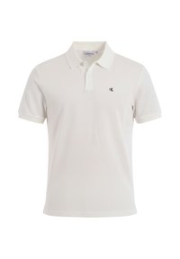 Polo blanc à manches courtes avec col, patte de boutonnage à deux boutons et petit logo CK noir sur la poitrine gauche.